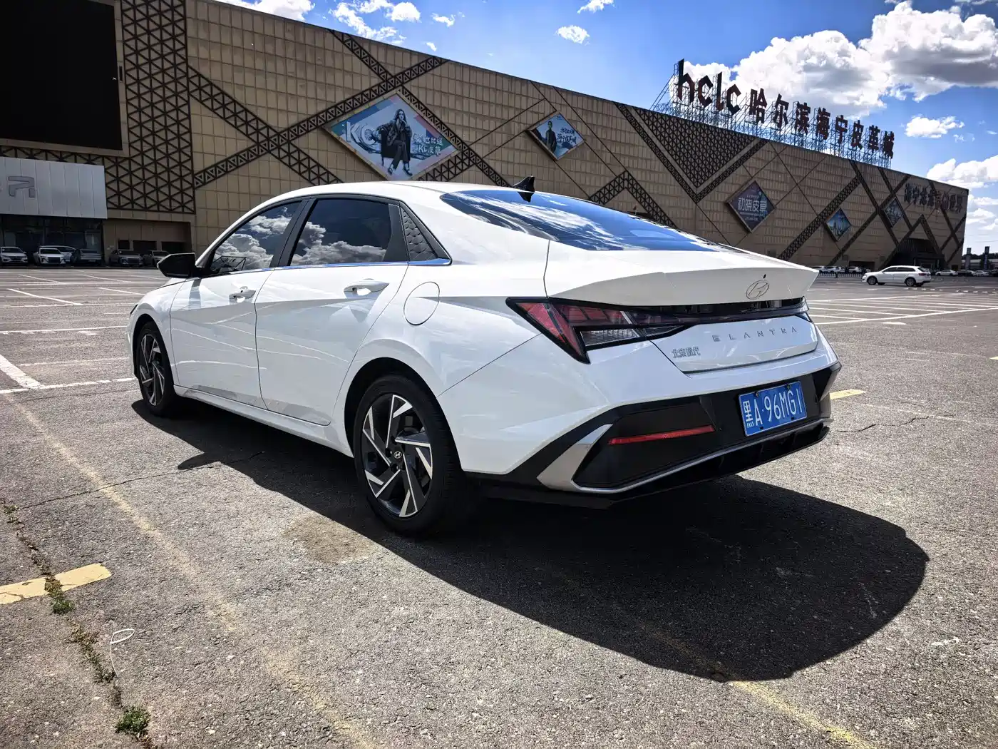 Hyundai Elantra 2023 Model 1.5L CVT LUX Premium Edition фото 4