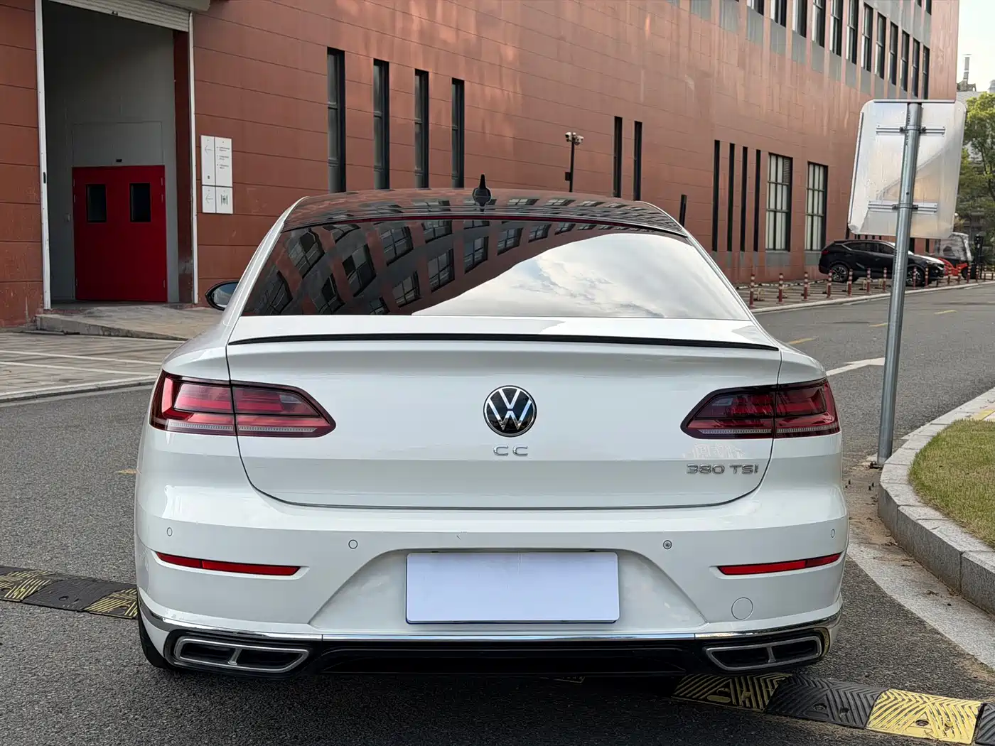 Volkswagen FAW-Volkswagen CC 2023 380TSI Eye-catching Edition фото 15