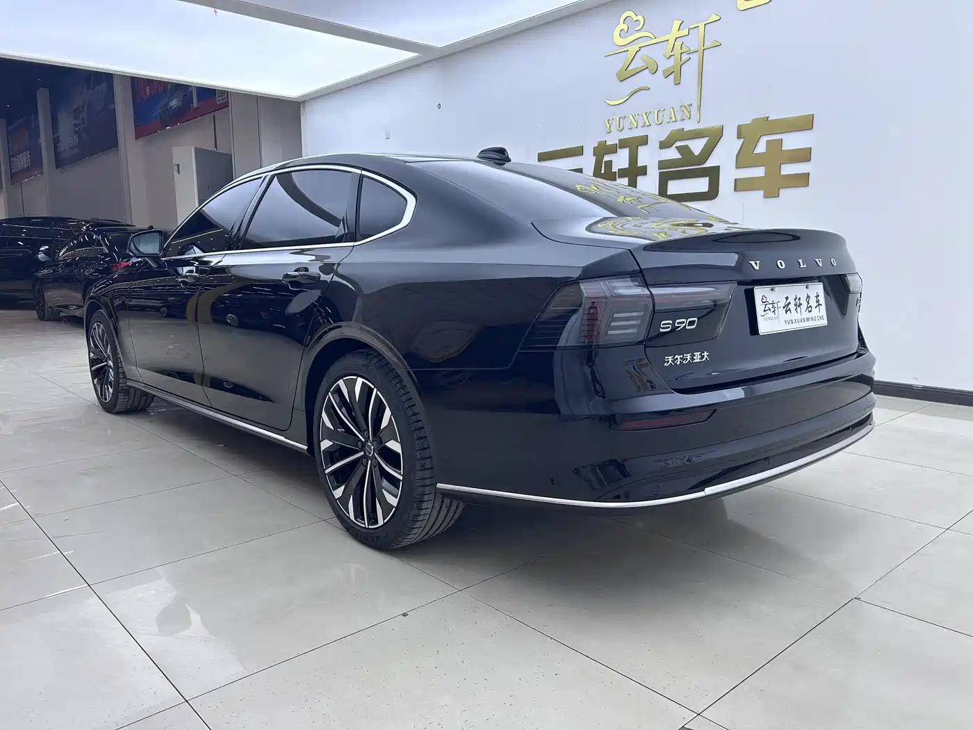 VOLVO S90