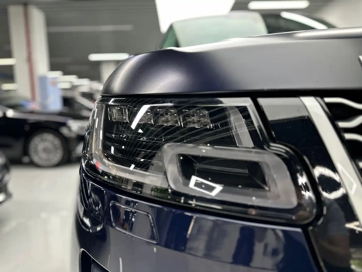 Land Rover Range Rover 2020 3.0 L6 Heritage Extended Edition фото 11