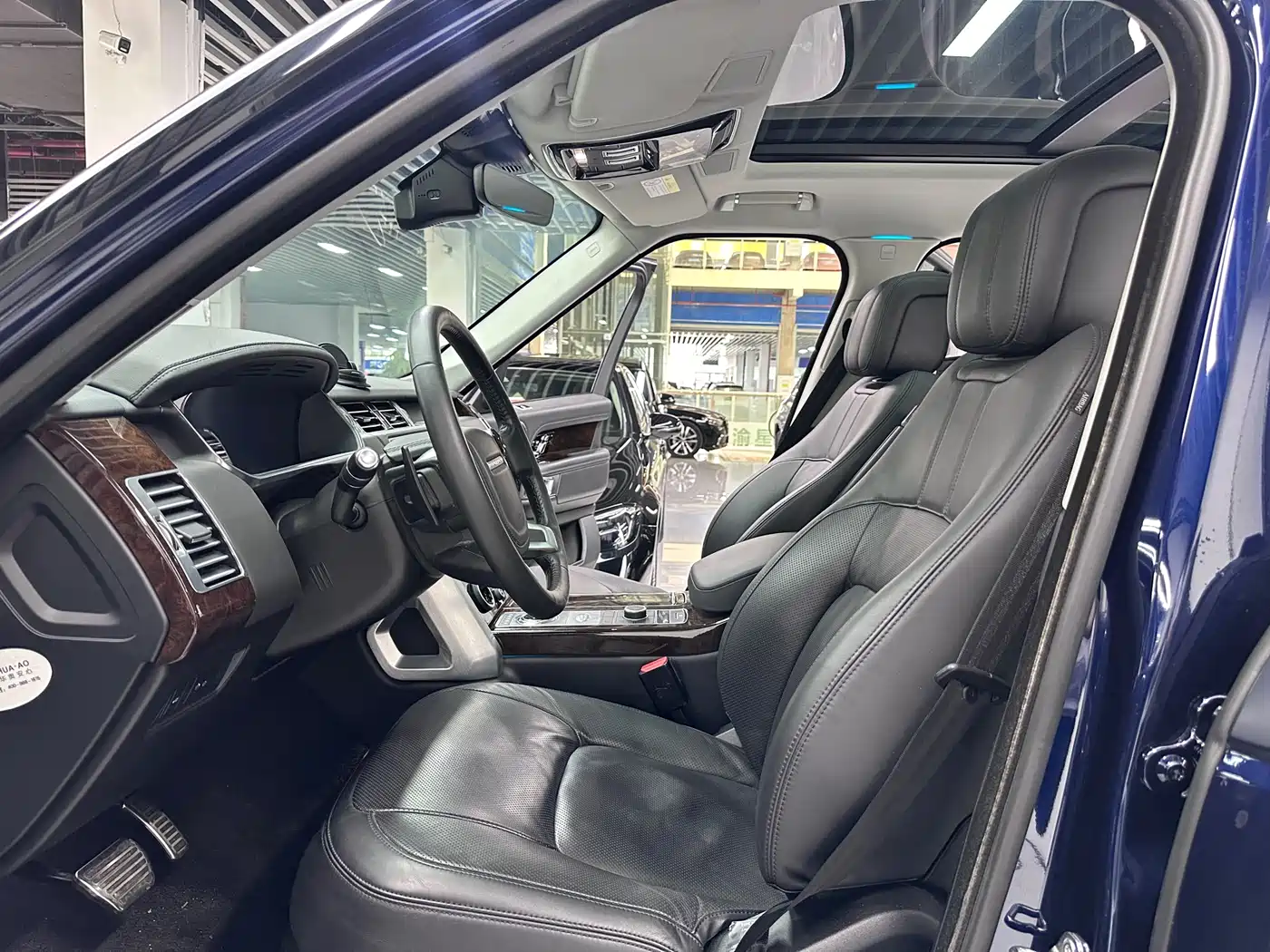 Land Rover Range Rover 2020 3.0 L6 Heritage Extended Edition фото 4