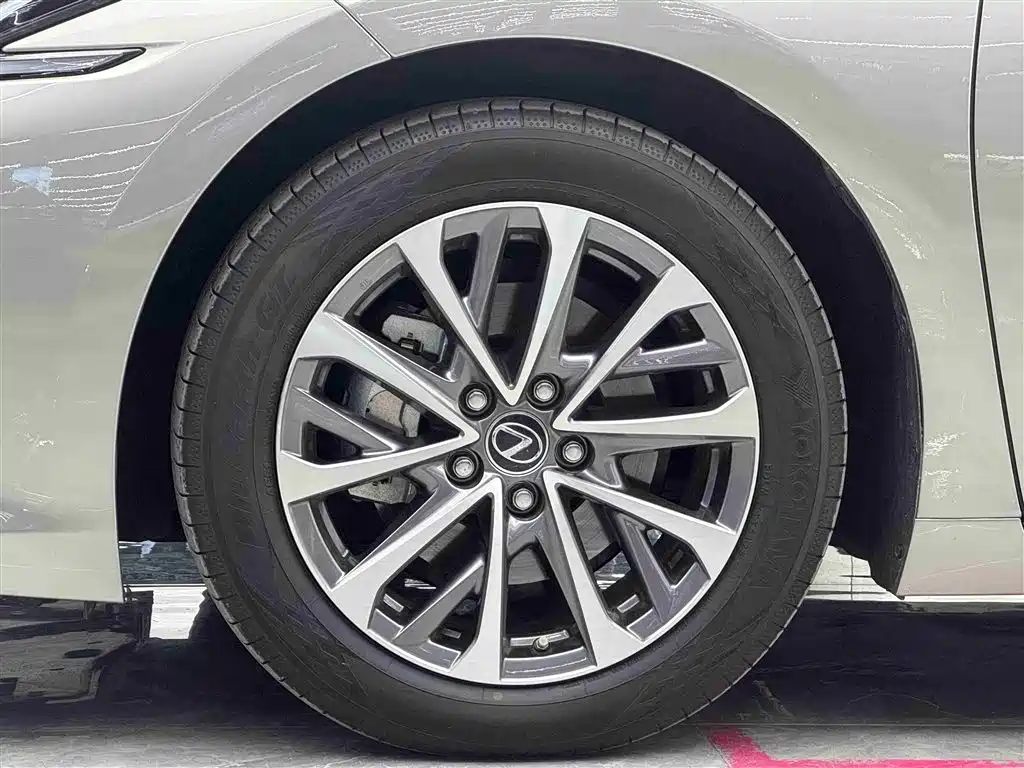 Lexus ES 2025 200 Ultimate Edition фото 4