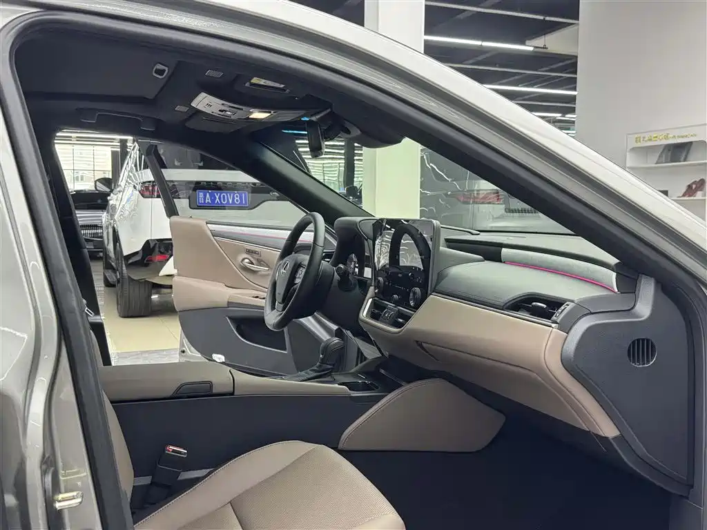 Lexus ES 2025 200 Ultimate Edition фото 8