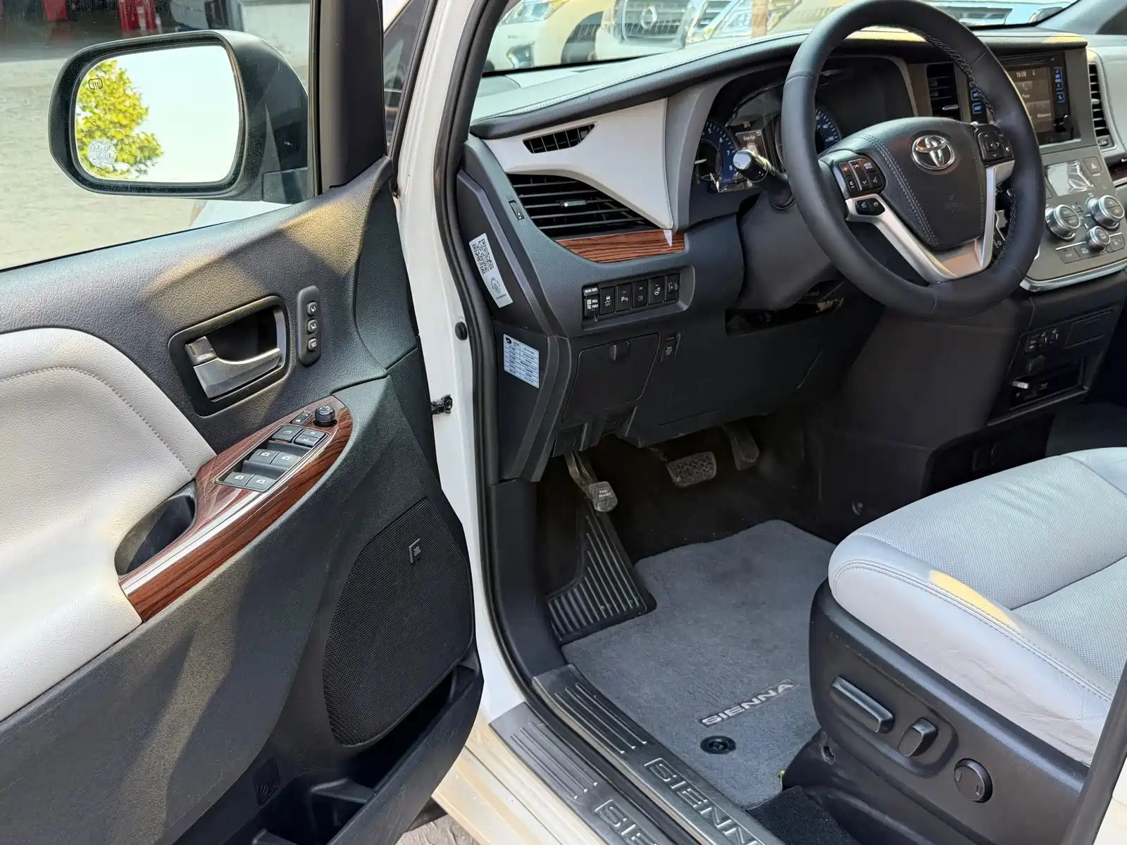 Photo 7 - Toyota Sienna