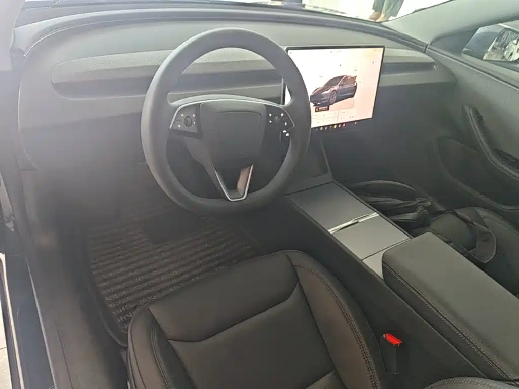Фото 10 - Tesla Model 3