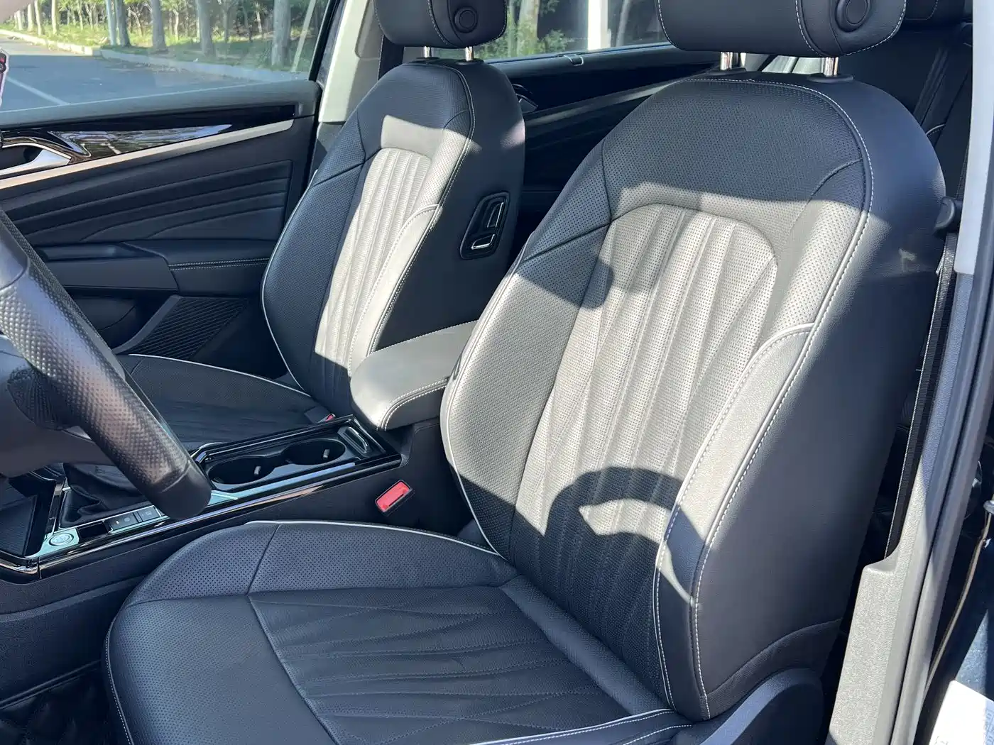 Volkswagen Passat 2022 330TSI Starlight Luxury Edition фото 14