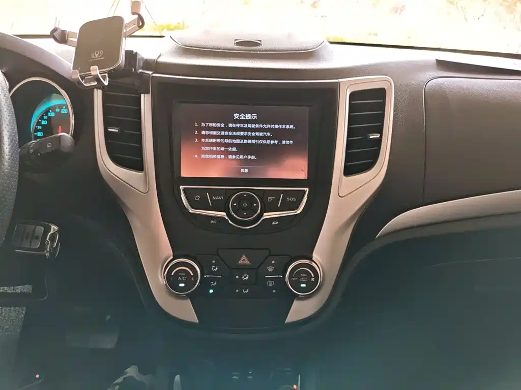Фото 9 - Changan CS35