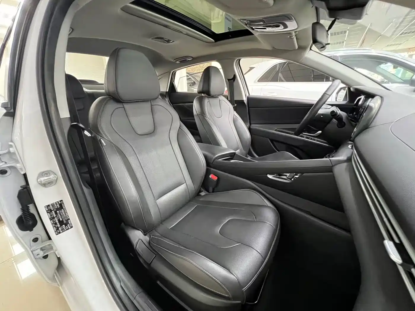 Hyundai Elantra 2022 1.5L CVT LUX Premium Edition фото 18
