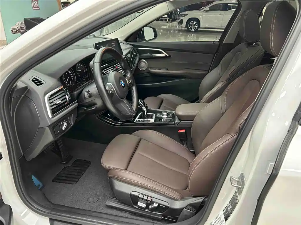 BMW 1 Series 2023 120i M Sport Shadow Edition фото 12