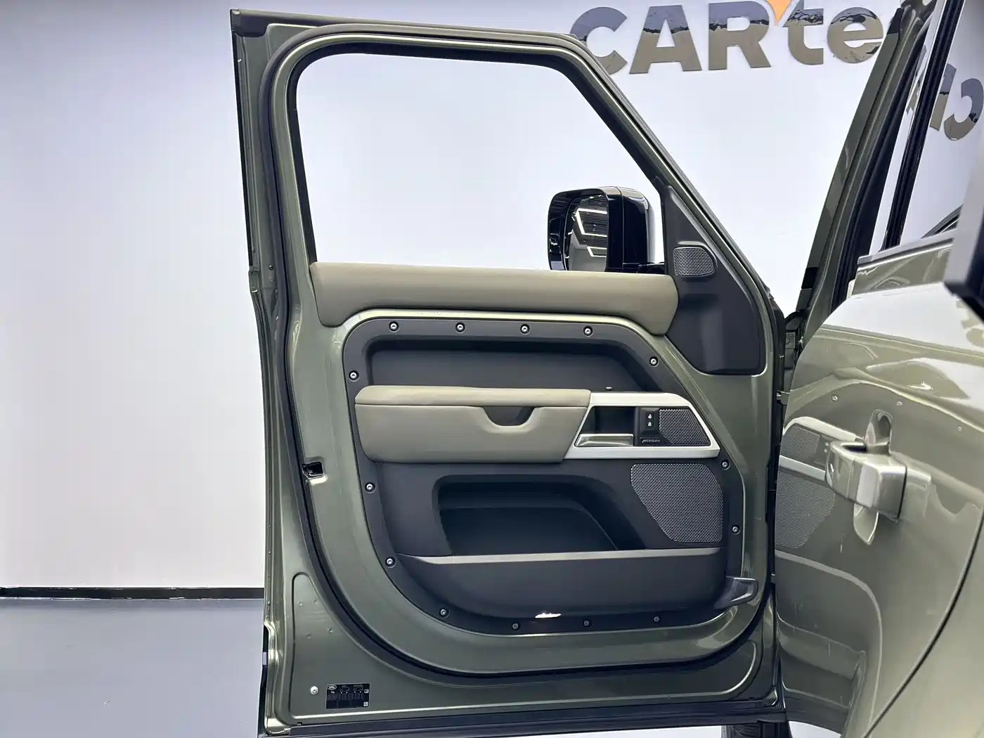 Land Rover Defender 2022 110 P400 X-DYNAMIC HSE фото 13
