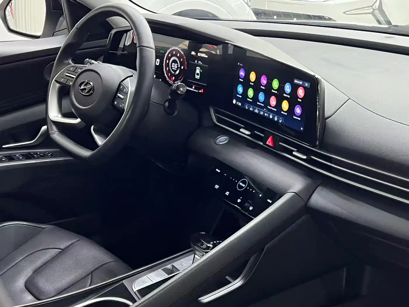 Hyundai Elantra 2022 1.5L CVT LUX Premium Edition фото 19
