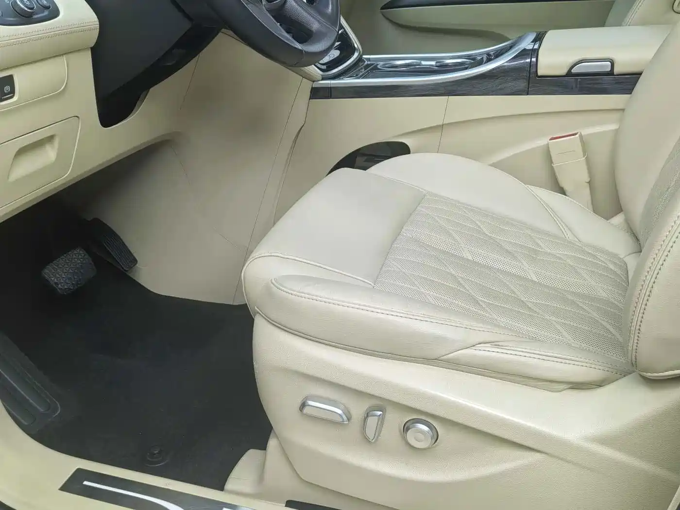 Photo 9 - Buick GL8