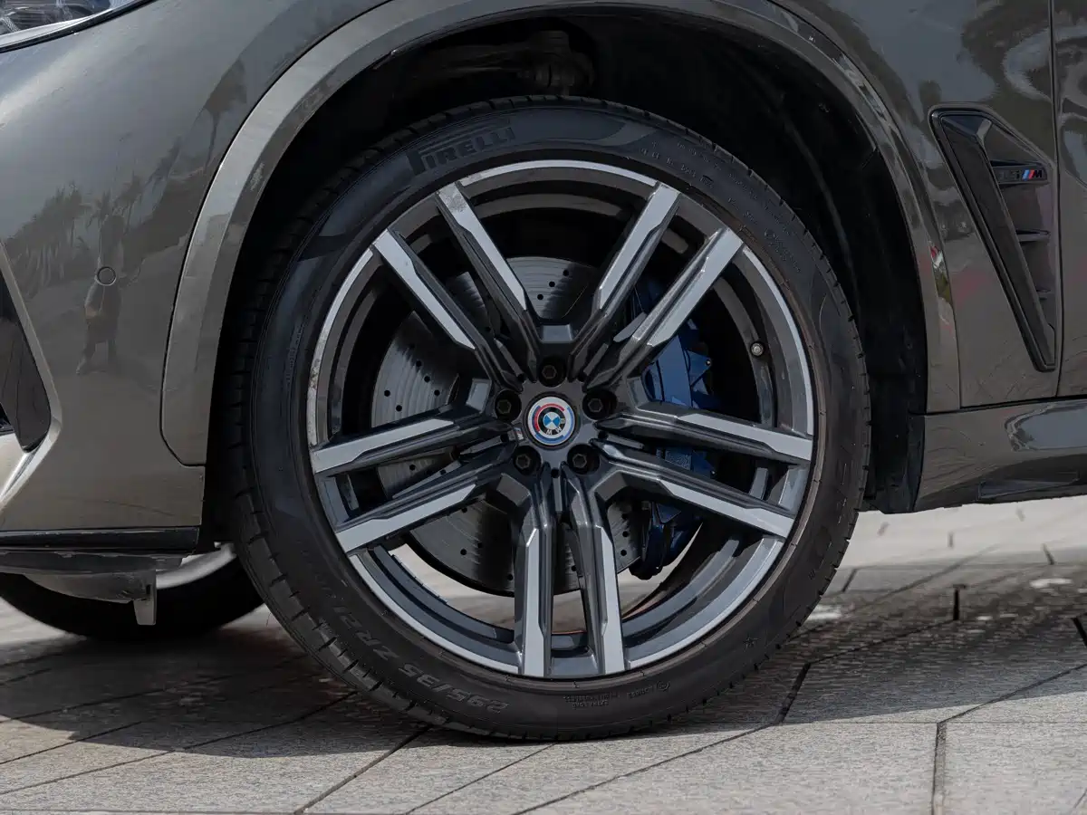Photo 8 - BMW X5 M