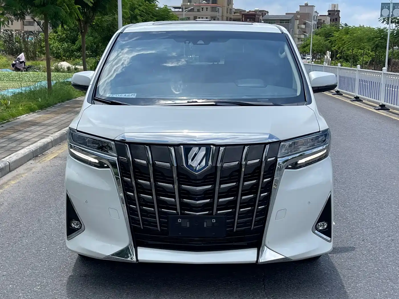 Toyota Alphard 2021 Hybrid 2.5L Luxury фото 2