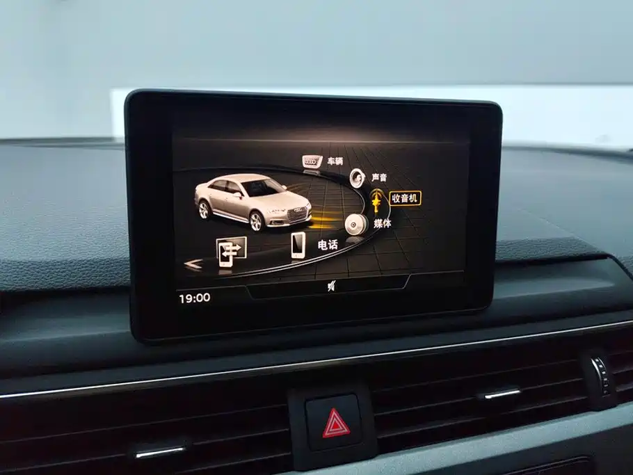 Фото 13 - Audi A4L
