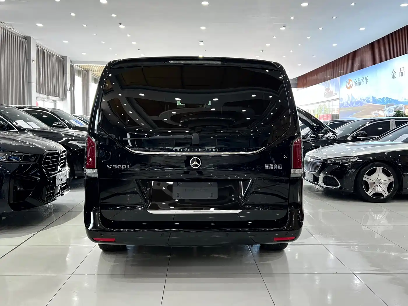 Mercedes-Benz V-Class 2024 V 300 L Long Wheelbase Premium фото 5