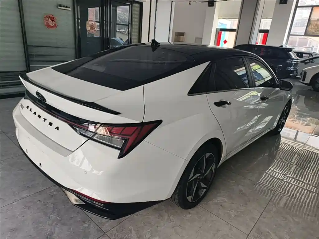 Hyundai Elantra 2022 1.5L CVT LUX Premium Edition фото 7