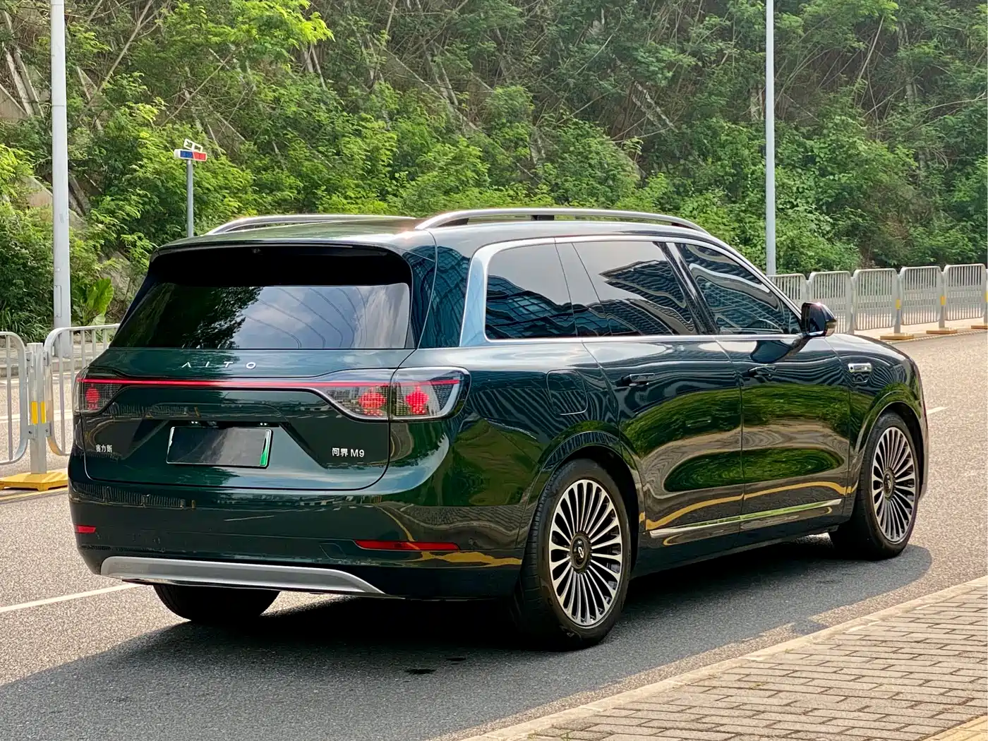 AITO Wenjie AITO M9 2024 Range Extender Max Edition 42kWh 6-seater фото 7