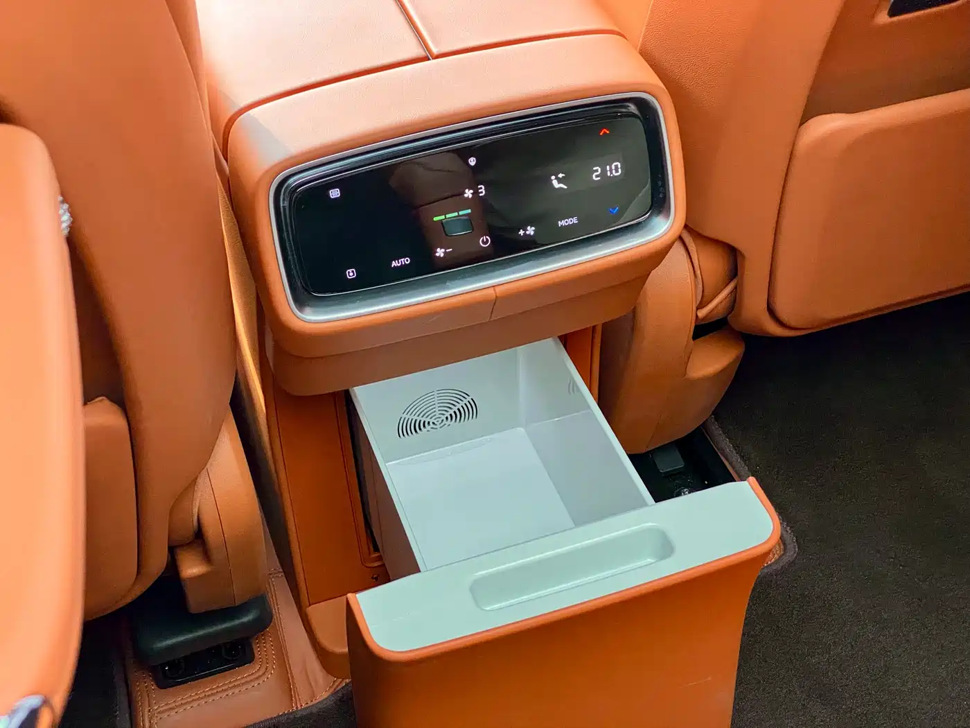 AITO Wenjie AITO M9 2024 Range Extender Max Edition 42kWh 6-seater фото 26
