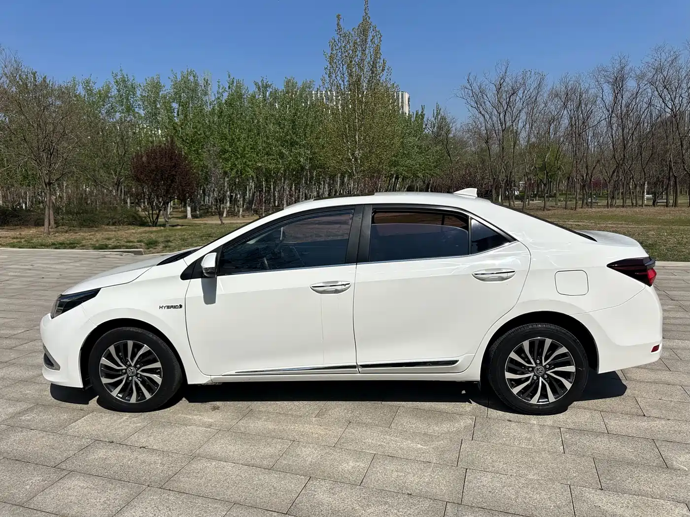 Toyota Corolla 2016 Hybrid 1.8L E-CVT Luxury Edition фото 4