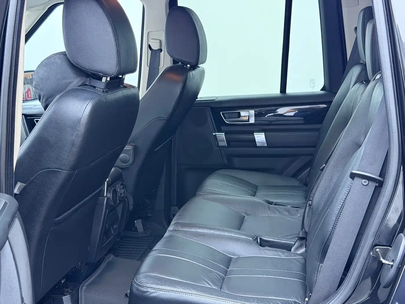 Land Rover Discovery 2010 4.0 V6 HSE Petrol фото 5