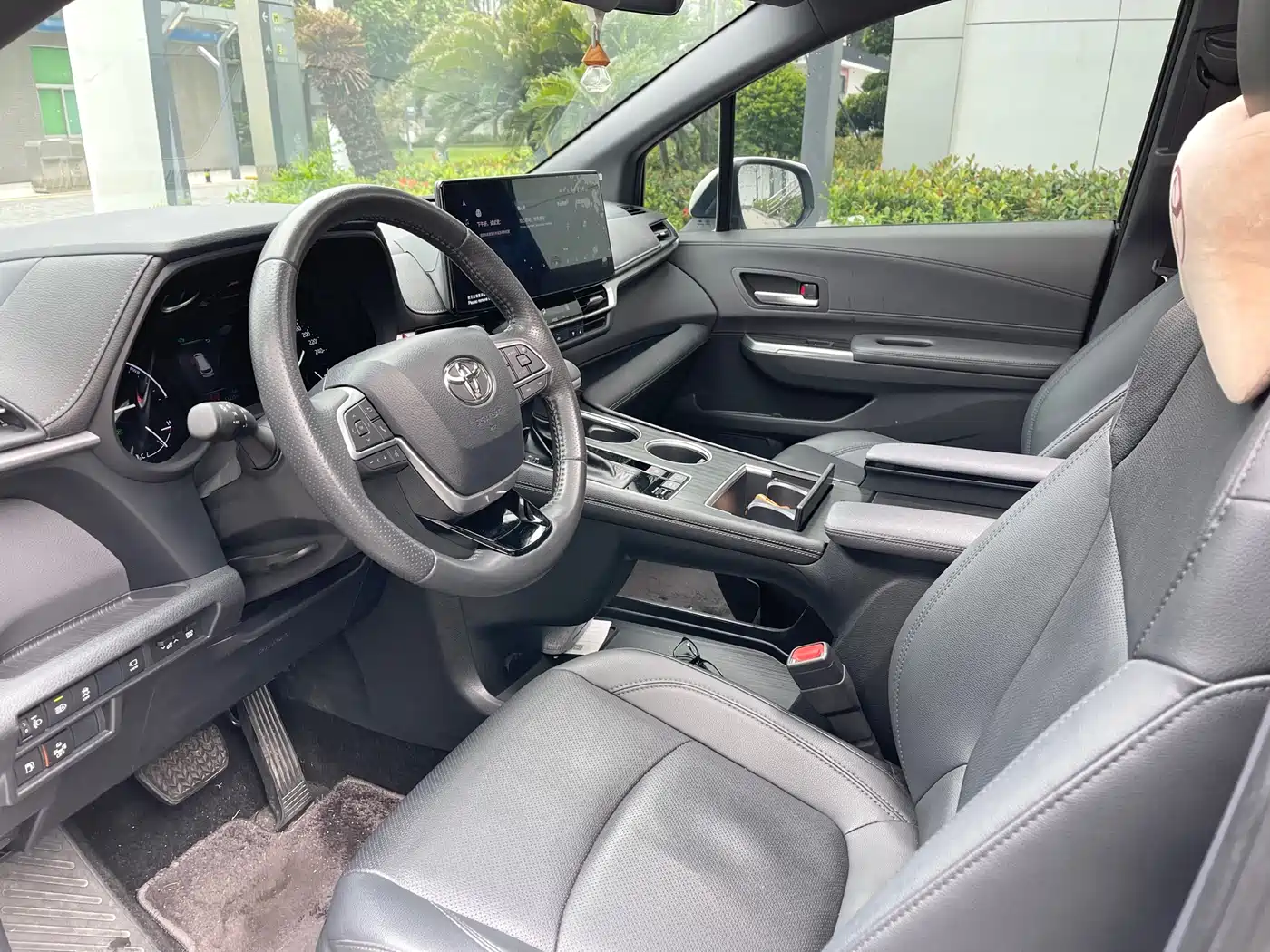 Toyota Sienna 2023 2.5L Hybrid Premium Edition фото 9
