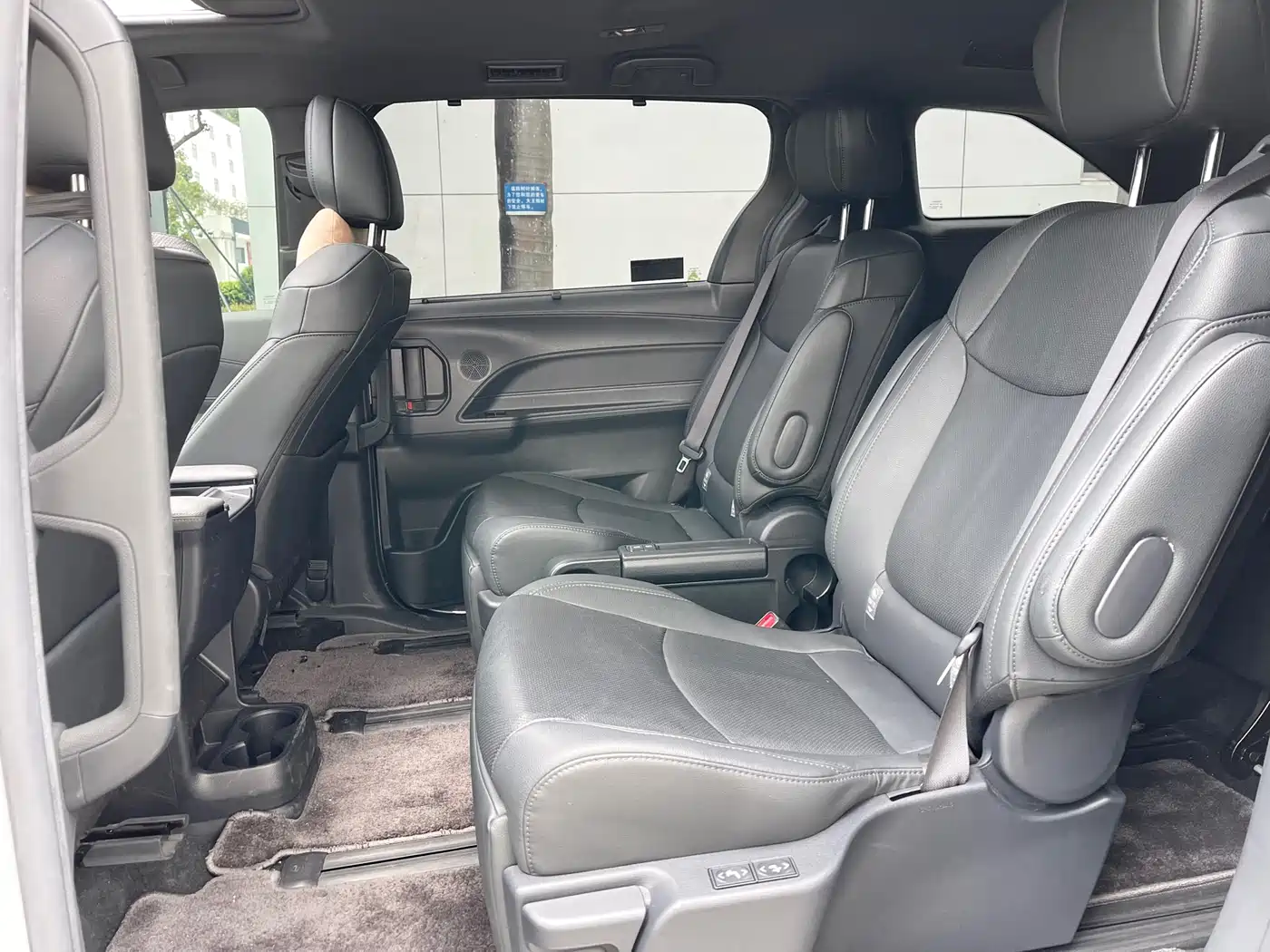 Toyota Sienna 2023 2.5L Hybrid Premium Edition фото 8