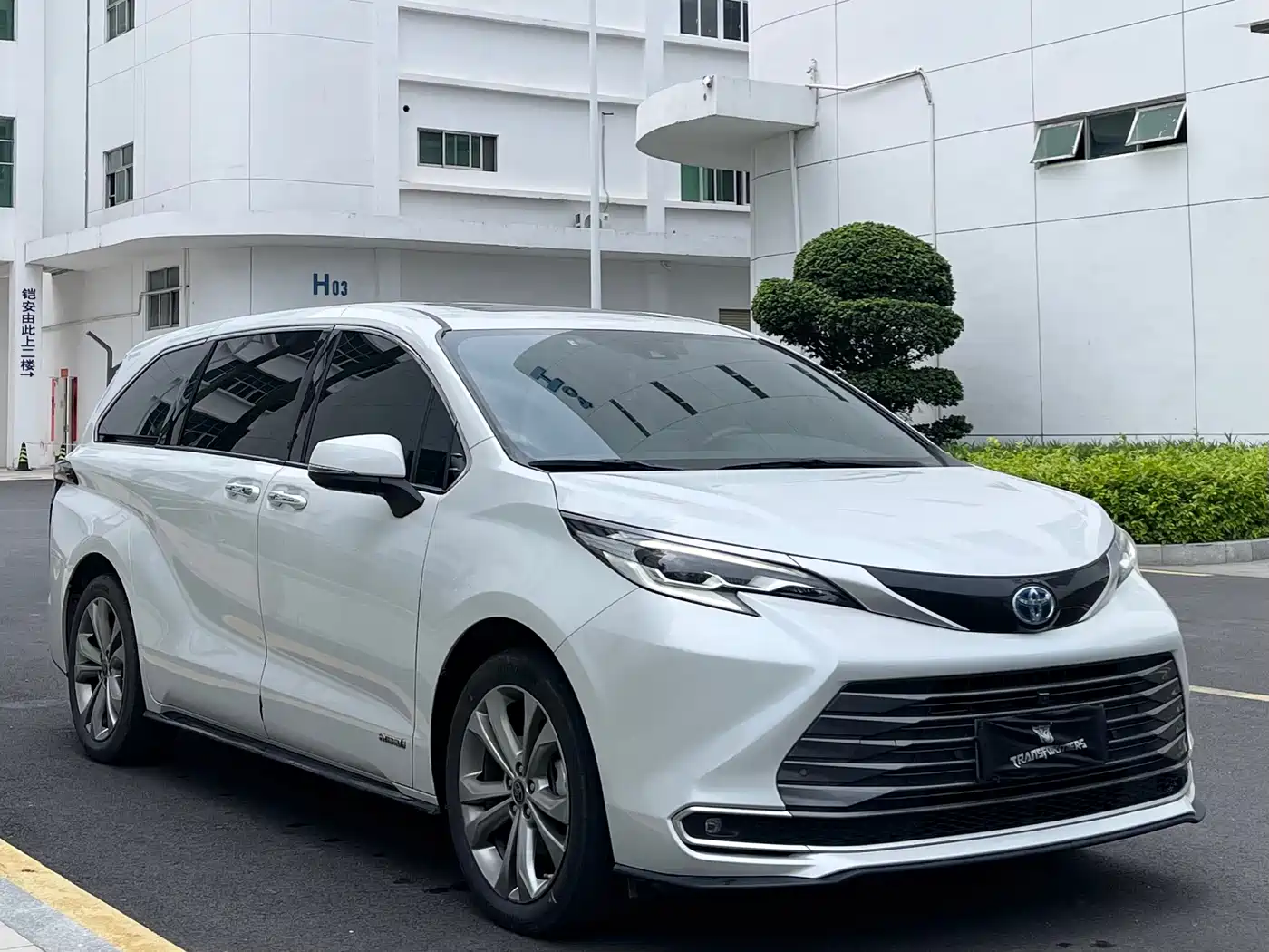 Toyota Sienna 2023 2.5L Hybrid Premium Edition фото 7