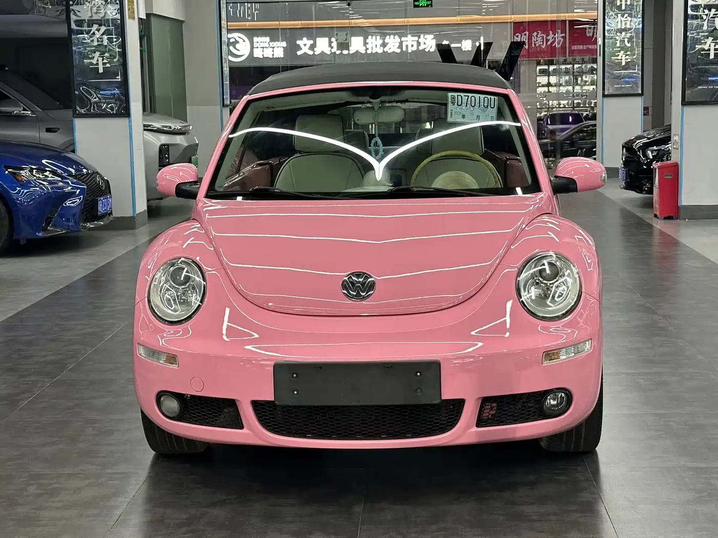 Volkswagen Beetle 2010 Model 2.0 BlackOrange Convertible Luxury Edition фото 3