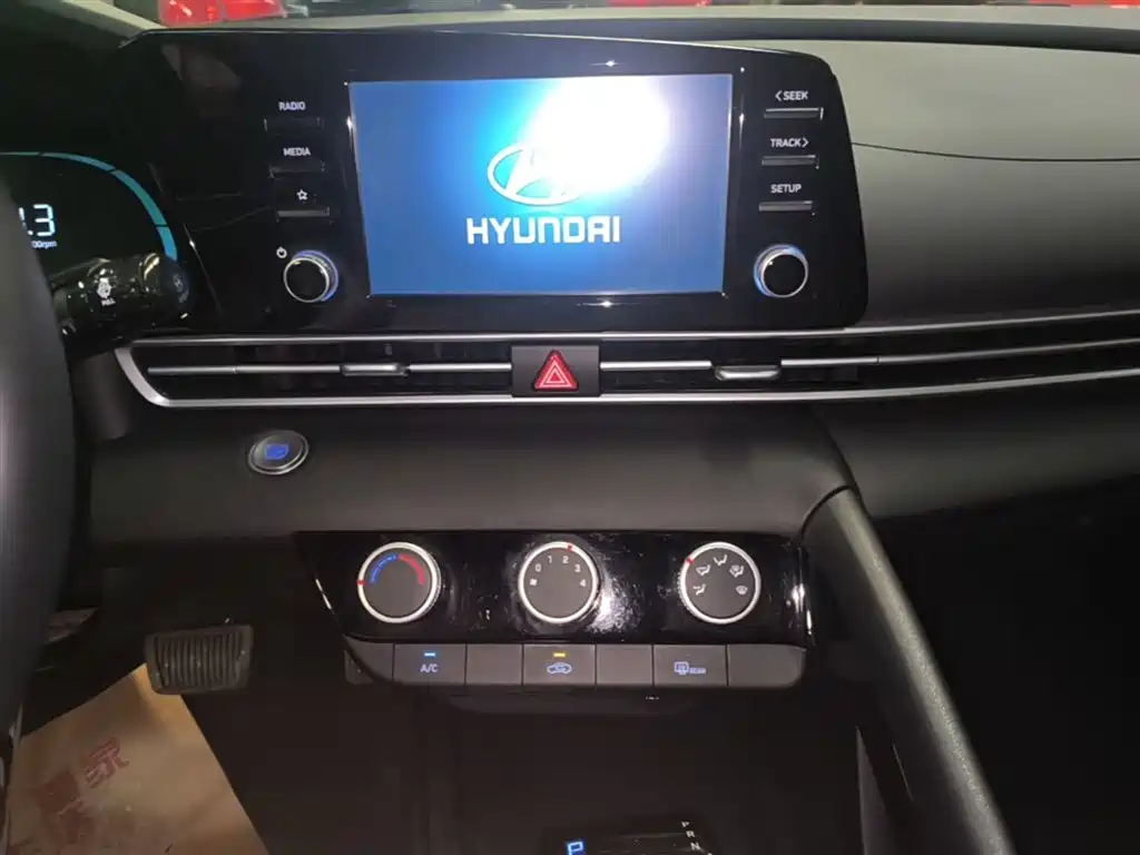 Hyundai Elantra 2023 1.5L CVT GLX Elite Edition фото 13