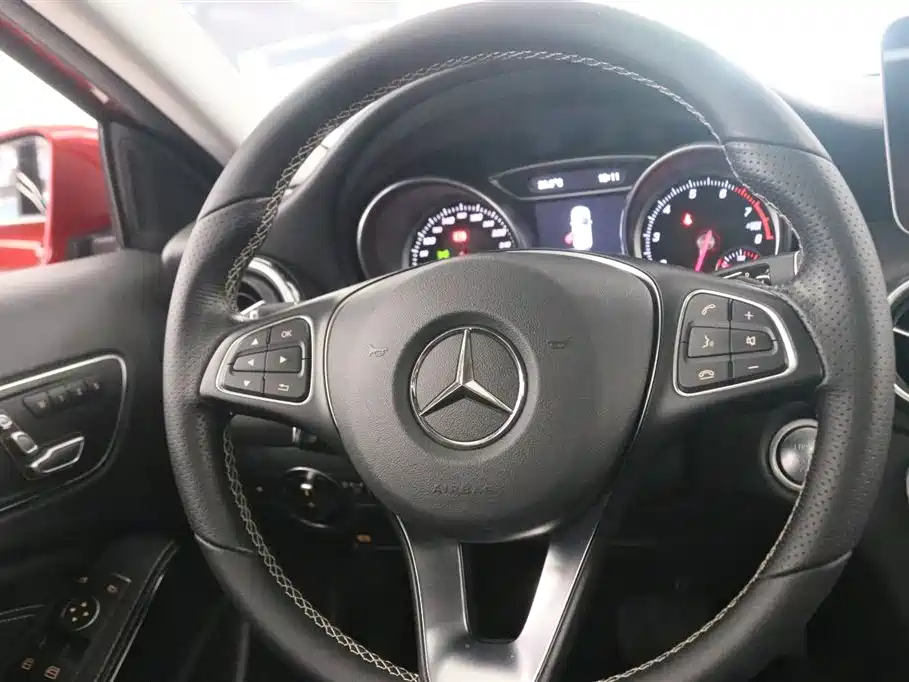 Mercedes-Benz GLA 2017 GLA 200 Dynamic фото 6