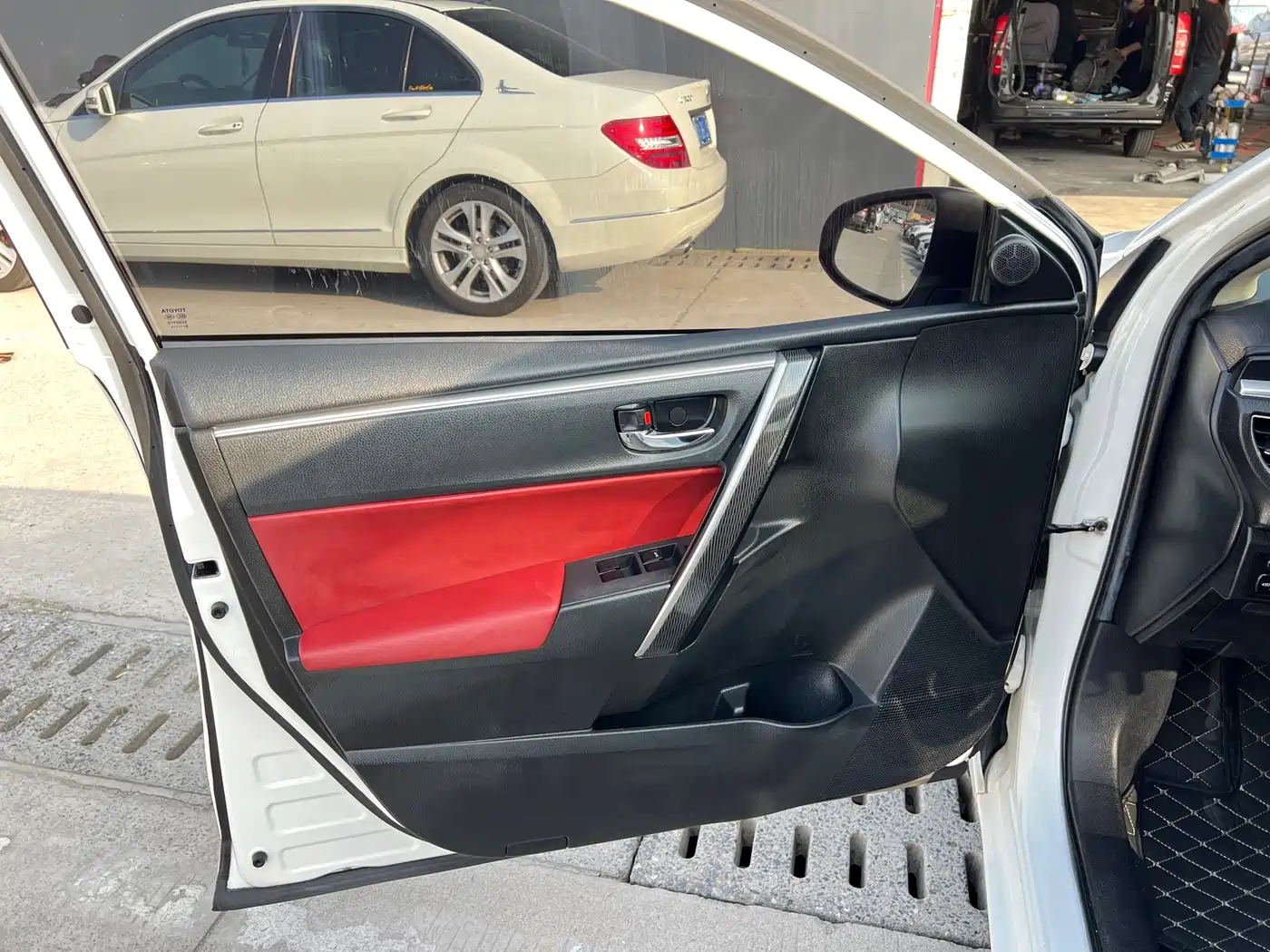 Toyota Corolla 2014 1.6L CVT GLX-i Navigation Edition фото 6