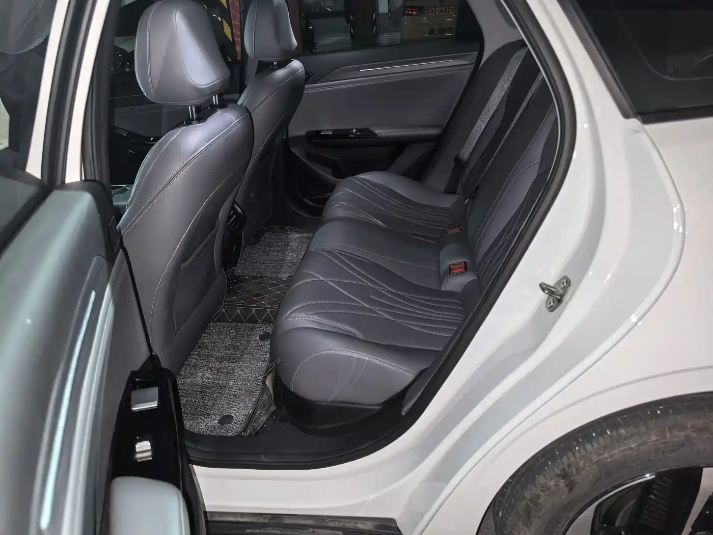 Geely Galaxy Galaxy L6 2025 EM-i 140km Explorer+ Edition фото 8