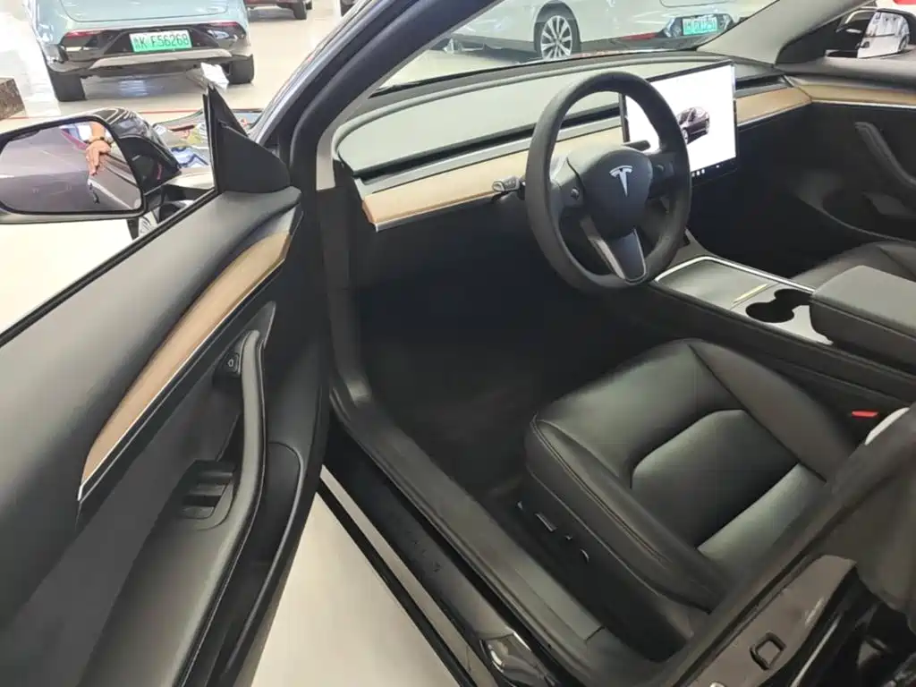 Фото 15 - Tesla Model 3