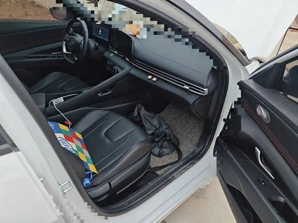 Hyundai Elantra 2022 1.5L CVT LUX Premium Edition фото 20