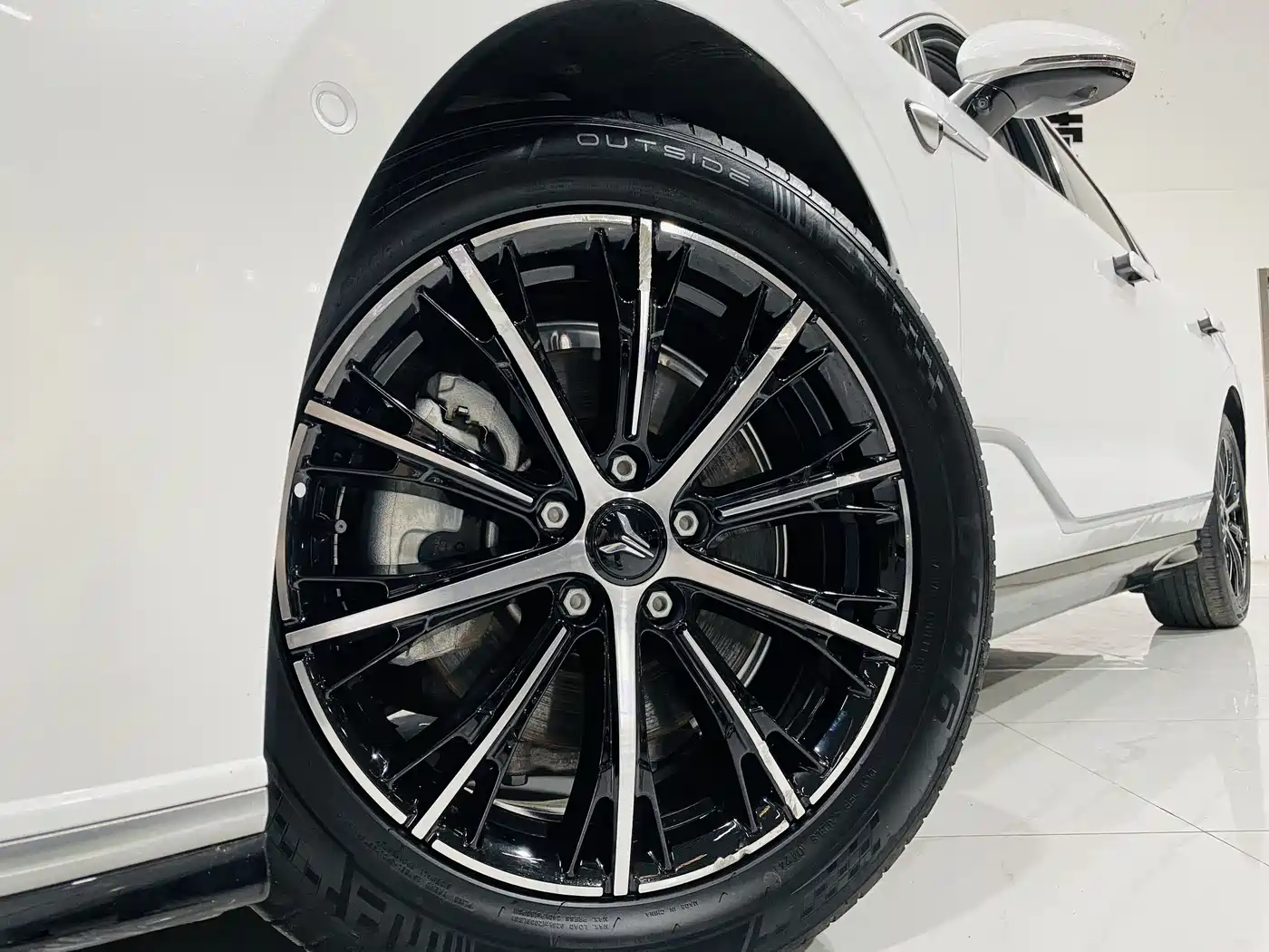 Voyah Auto VOYAH Zhuiguang 2024 PHEV AWD Ultra-long Range Executive Edition фото 16