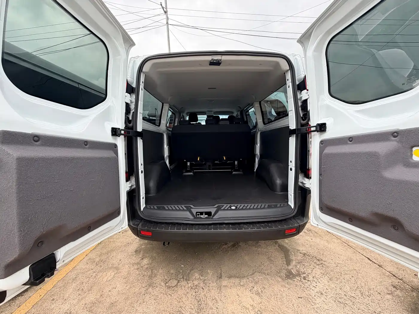 Ford Transit 2024 2023 Model 2.0T Diesel Manual Multi-Purpose Commercial Vehicle Medium Wheelbase Low Roof 5/6-Seater