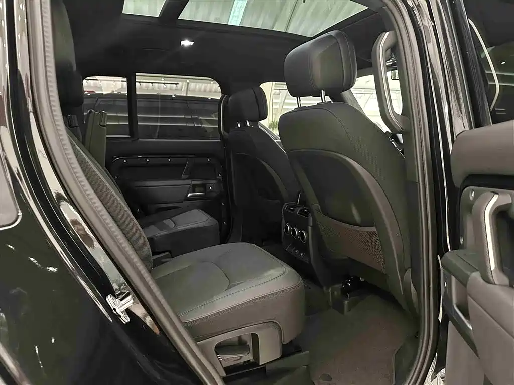 Land Rover Defender 2025 130 3.0T P400 7-Seater Luxury Edition фото 16