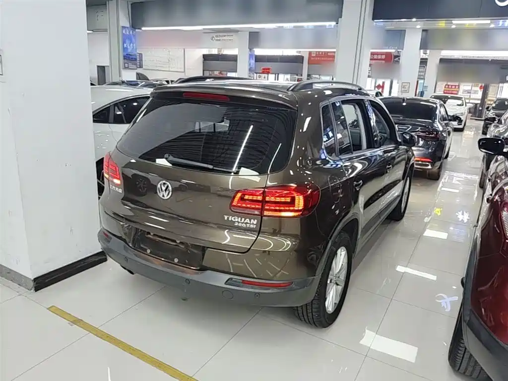 VOLKSWAGEN TIGUAN