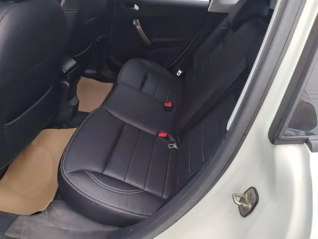 Peugeot 2008 2014 1.6L Automatic Fashion Edition фото 17
