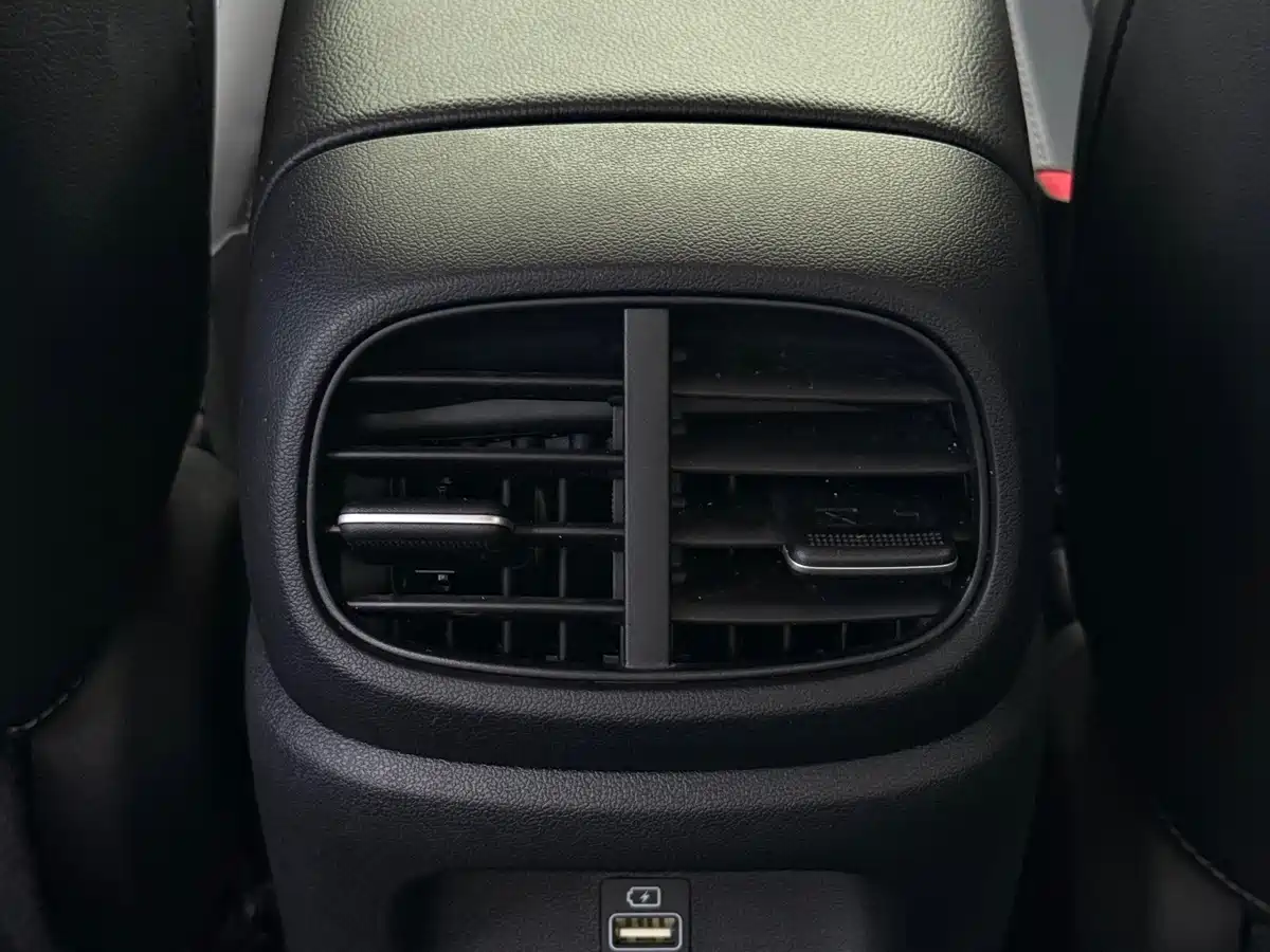 Hyundai Elantra 2021 1.5L CVT LUX Premium Edition фото 17