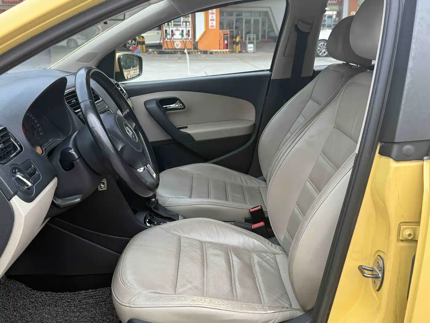 Volkswagen Polo 2011 1.6L Automatic Cool Edition фото 17