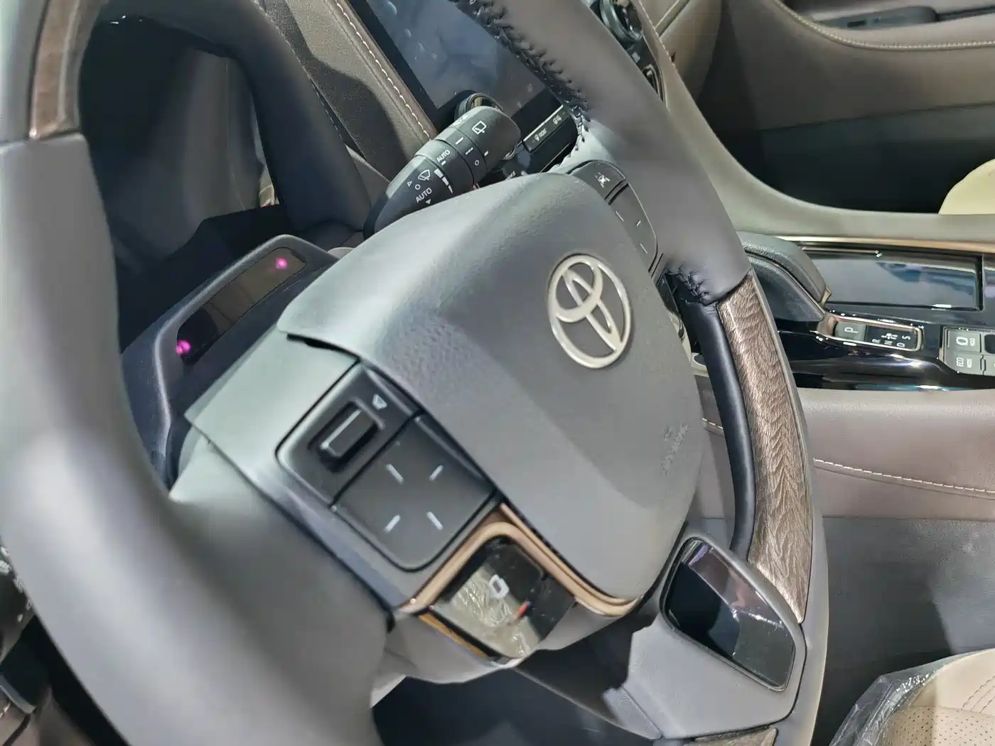 Toyota Alphard 2025 Hybrid 2.5L Ultimate Gold Edition фото 8