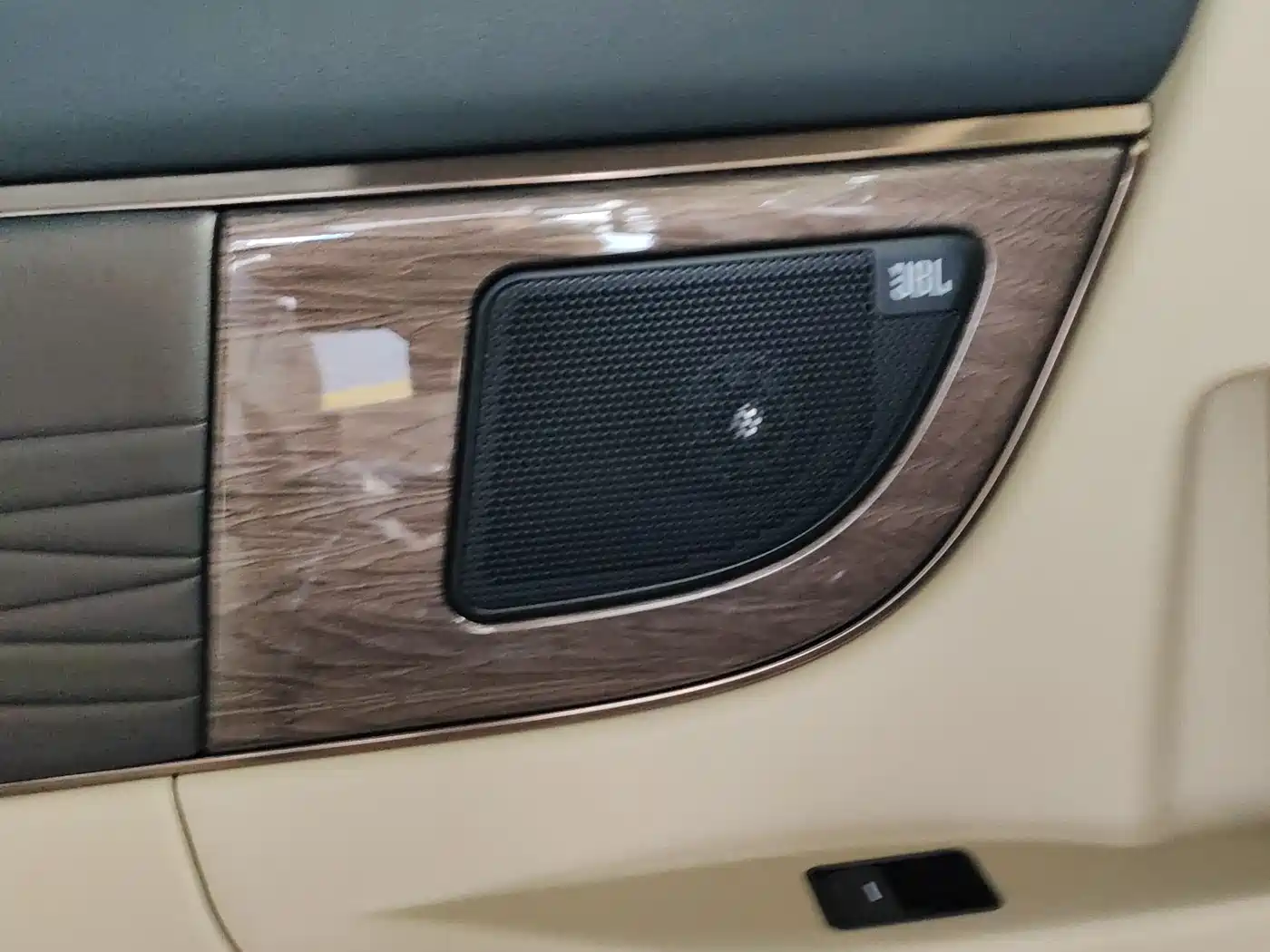 Toyota Alphard 2025 Hybrid 2.5L Ultimate Gold Edition фото 23