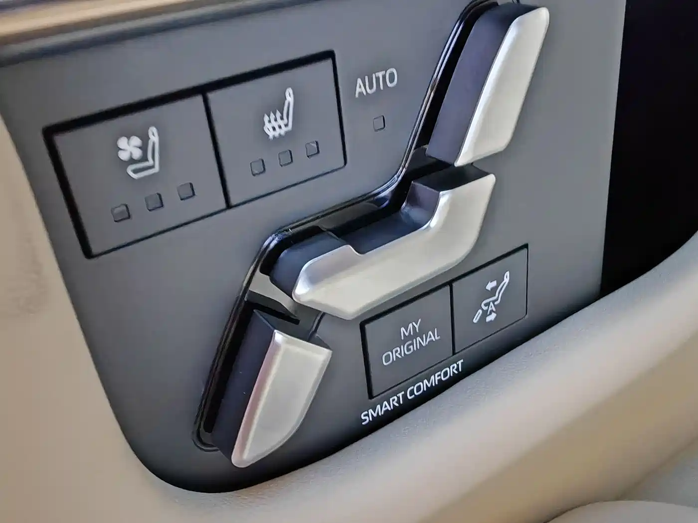 Toyota Alphard 2025 Hybrid 2.5L Ultimate Gold Edition фото 22