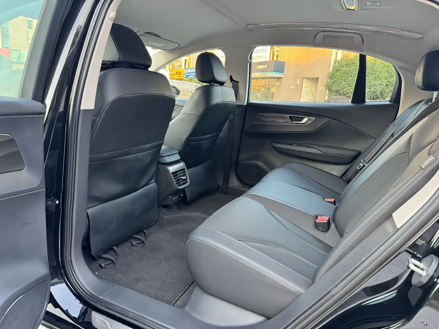 Hongqi E-QM5 2023 Basic Travel Edition фото 13