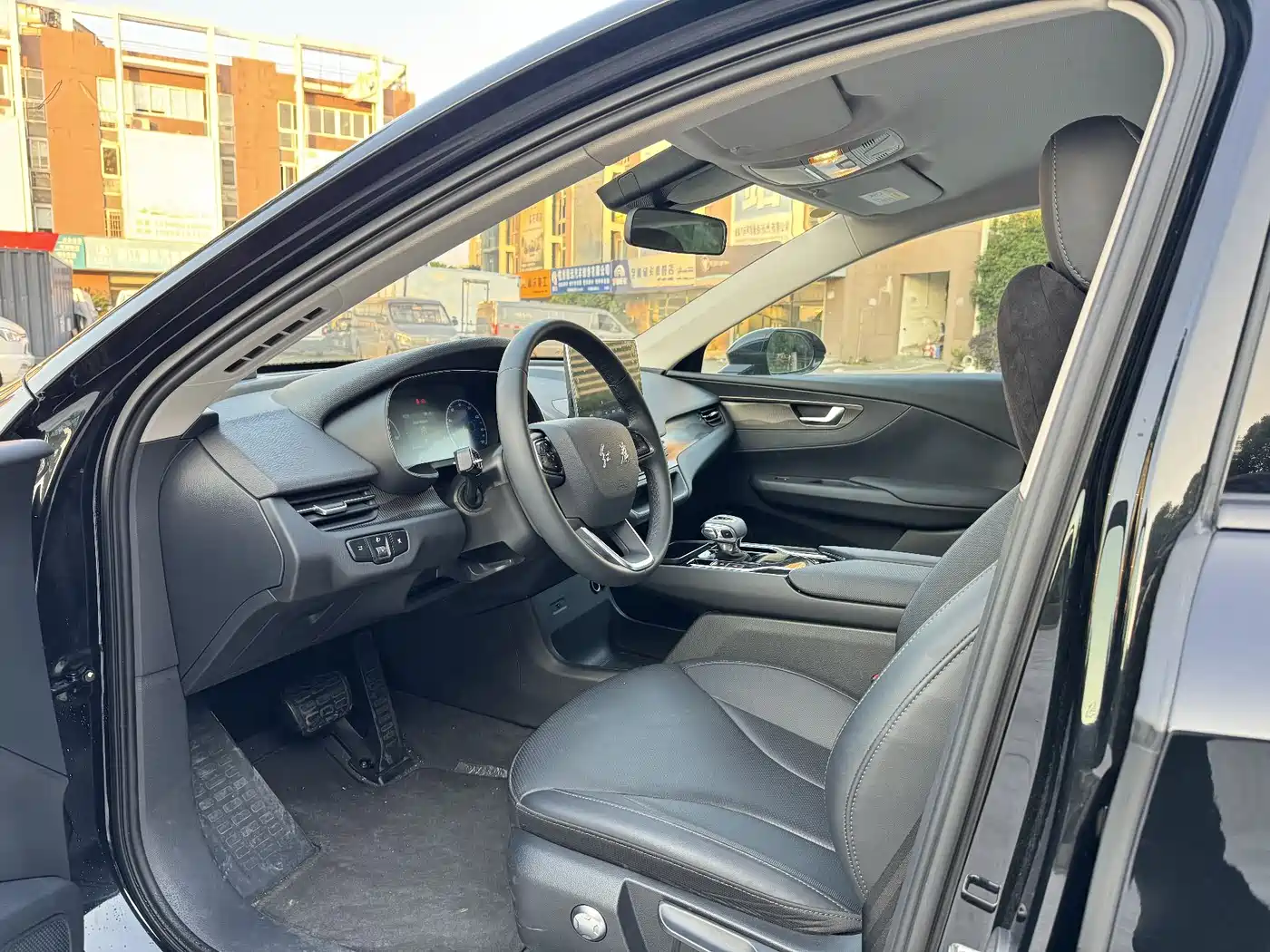 Hongqi E-QM5 2023 Basic Travel Edition фото 9