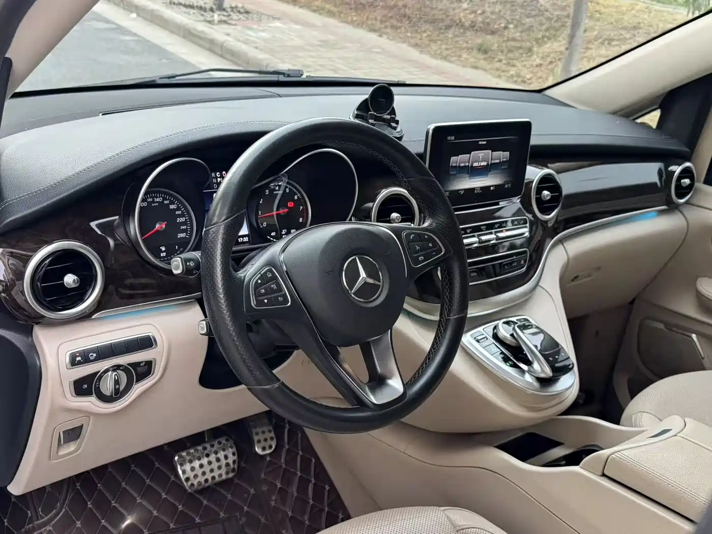 Mercedes-Benz V-Class 2018 V 260 L Premium Long Wheelbase Edition China VI фото 12