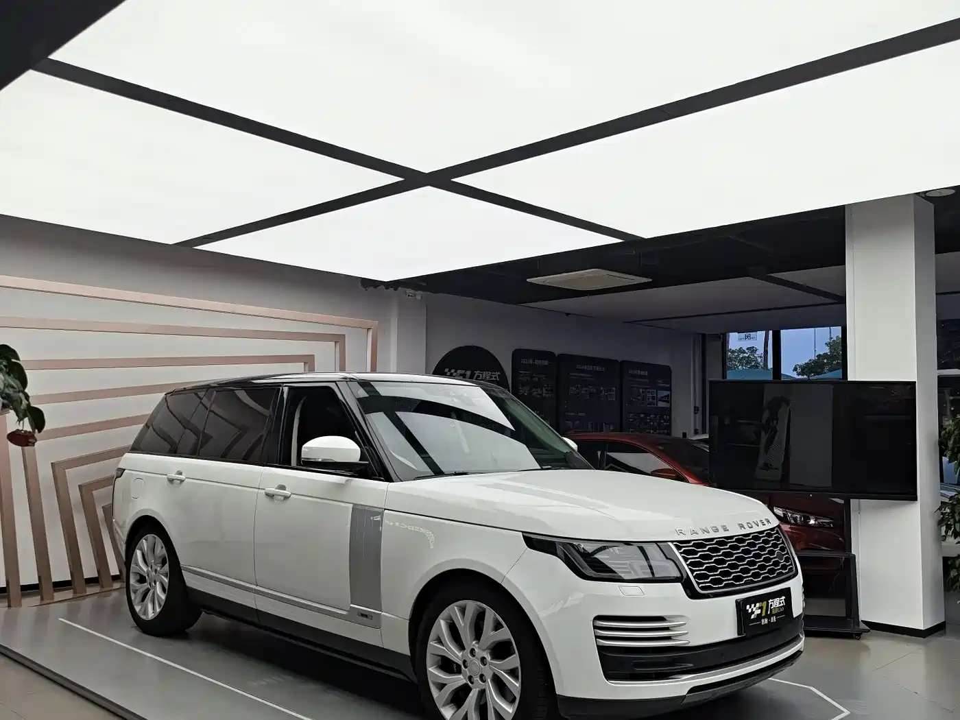 Land Rover Range Rover 2018 3.0 SC V6 Vogue SE Genesis Extended Edition фото 3