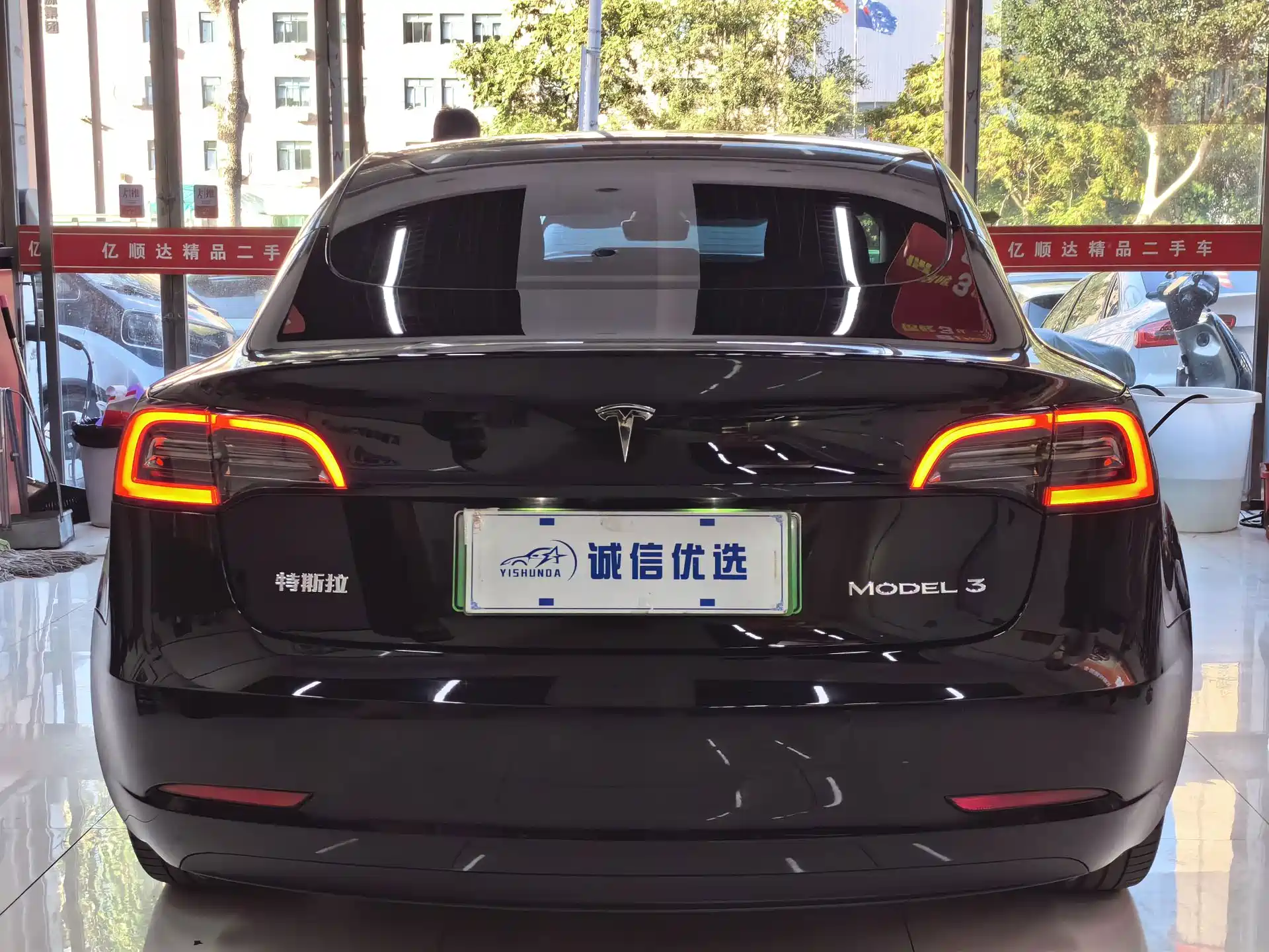 Фото 10 - Tesla Model 3